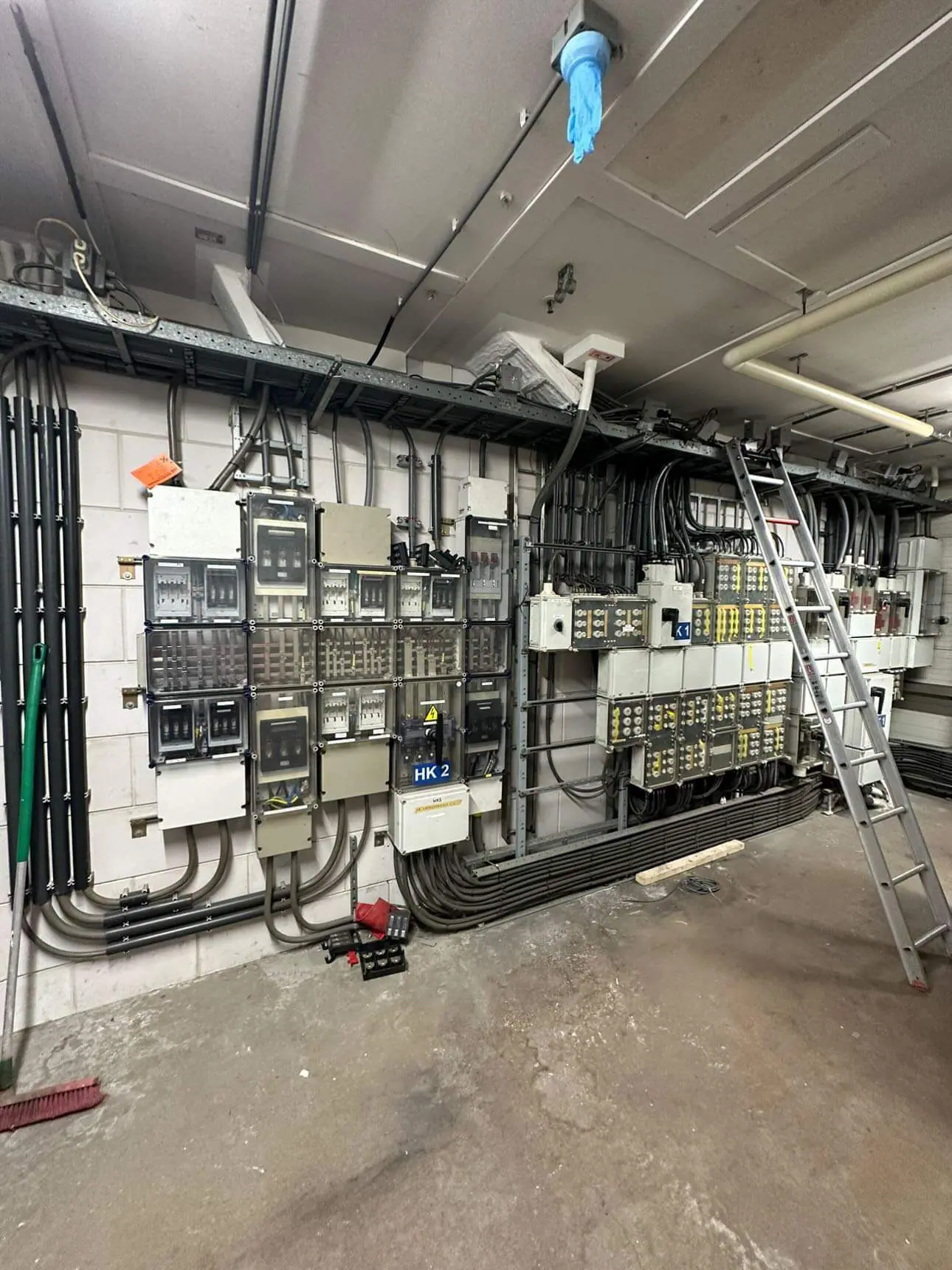 Cameră electrică cu tablouri și trasee de cabluri pe perete