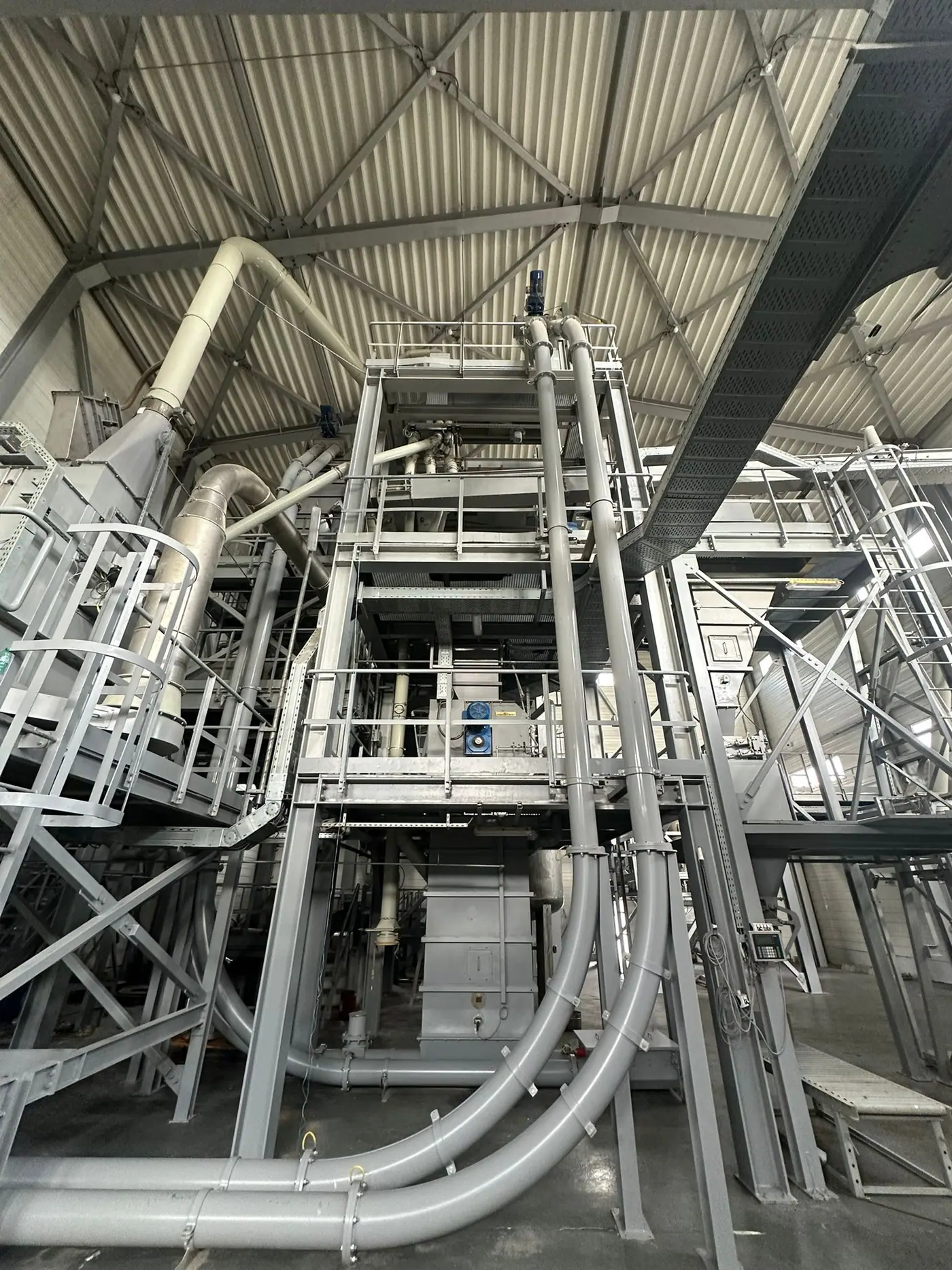 Instalație într-o hală industrială