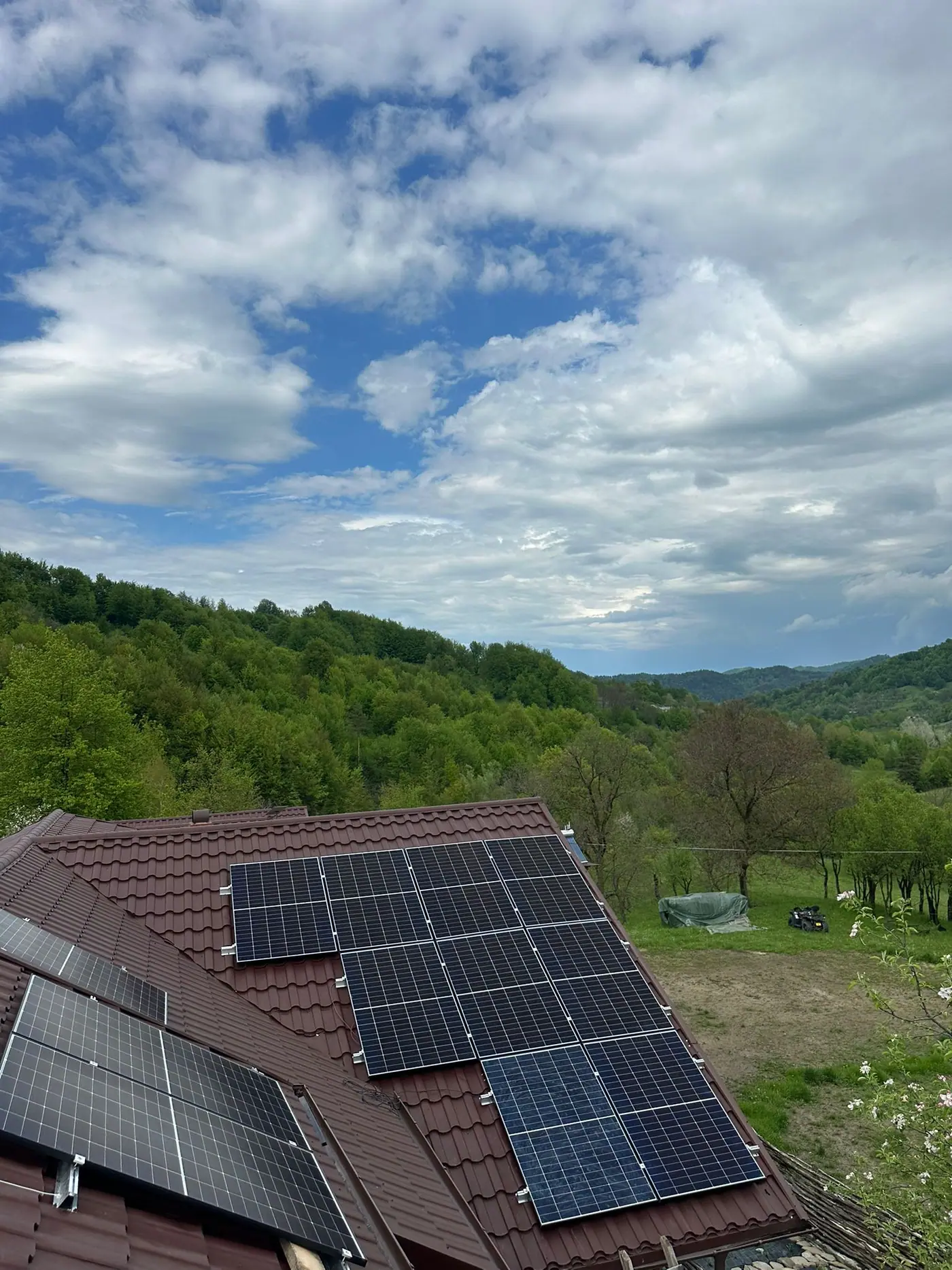Sistem fotovoltaic pe o casă, cu vedere spre deal