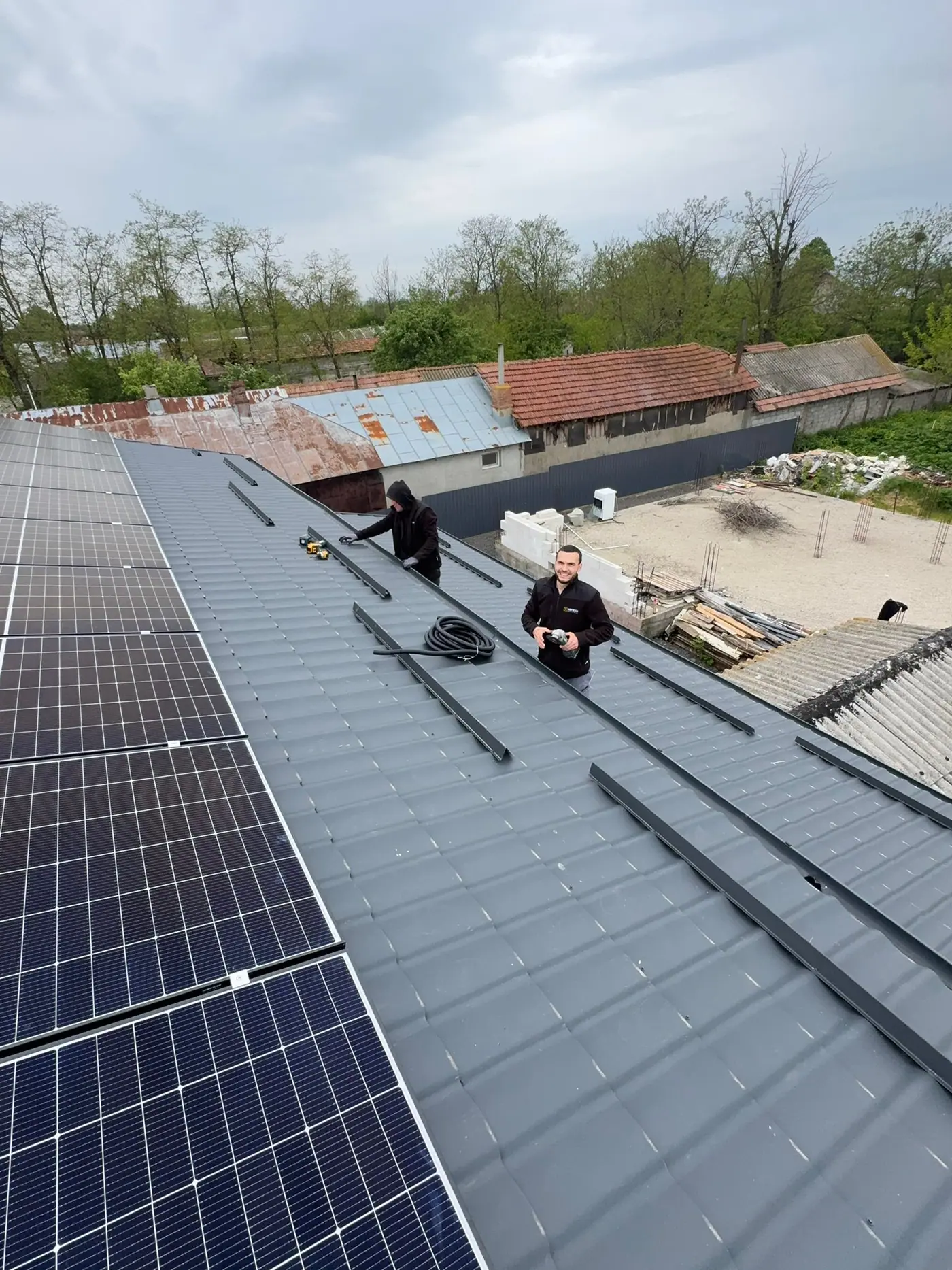 Montaj de panouri fotovoltaice pe un acoperiș din tablă