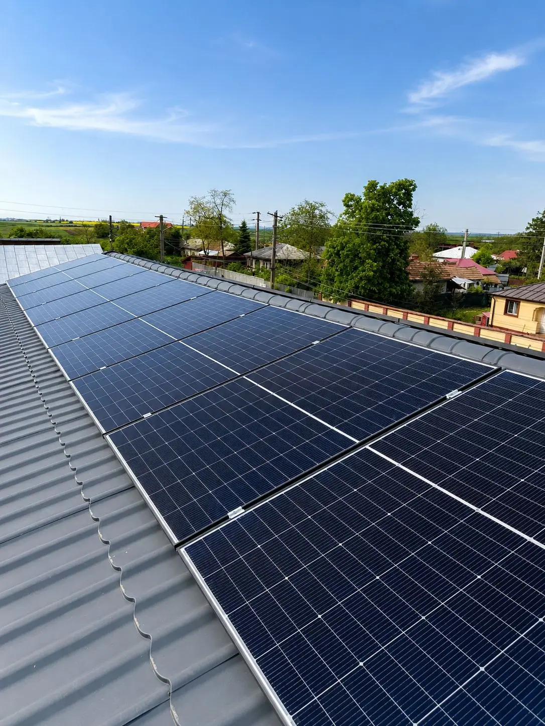 Panouri fotovoltaice pe un acoperiș din tablă
