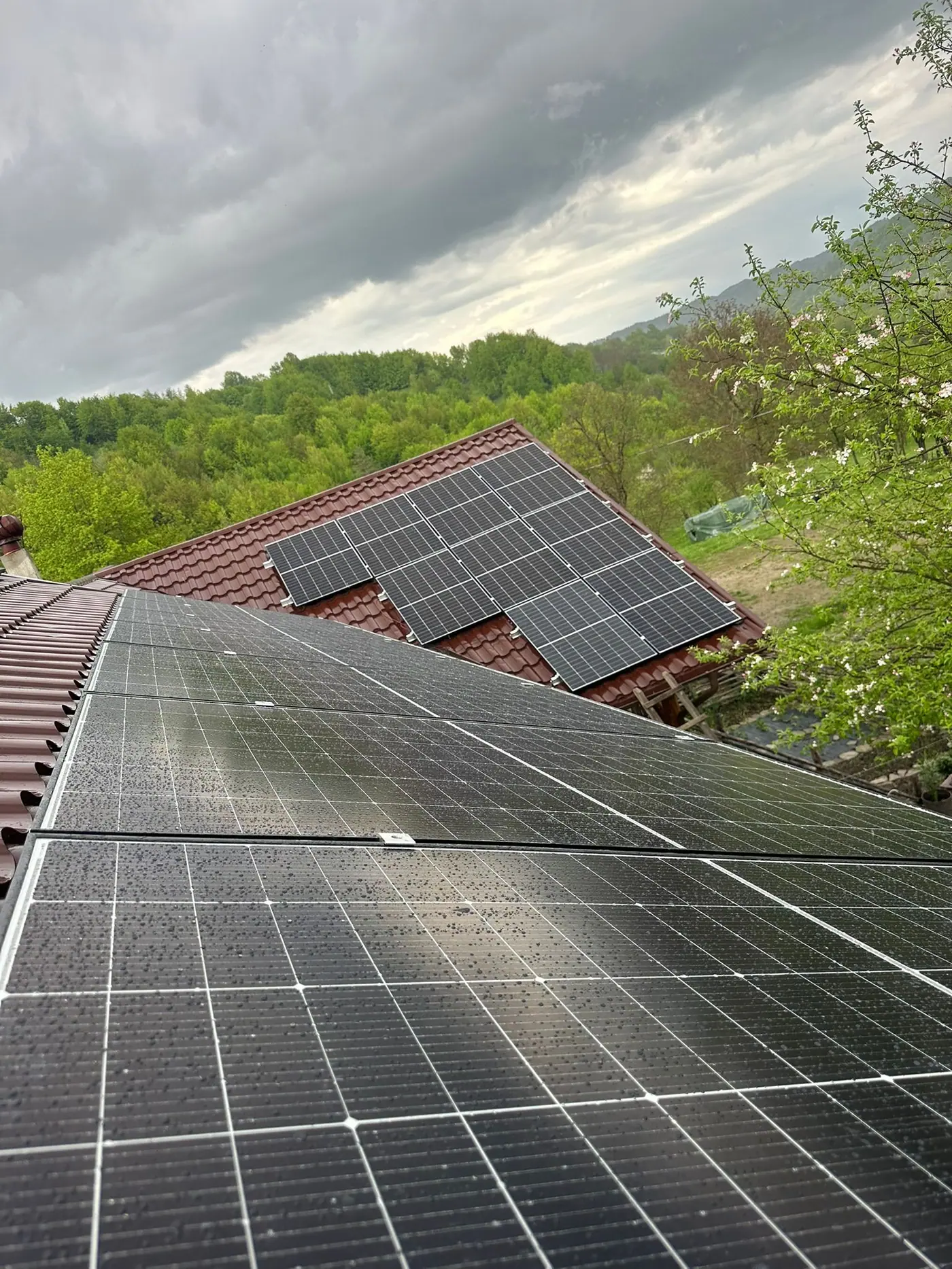 Panouri fotovoltaice pe două acoperișuri din țiglă
