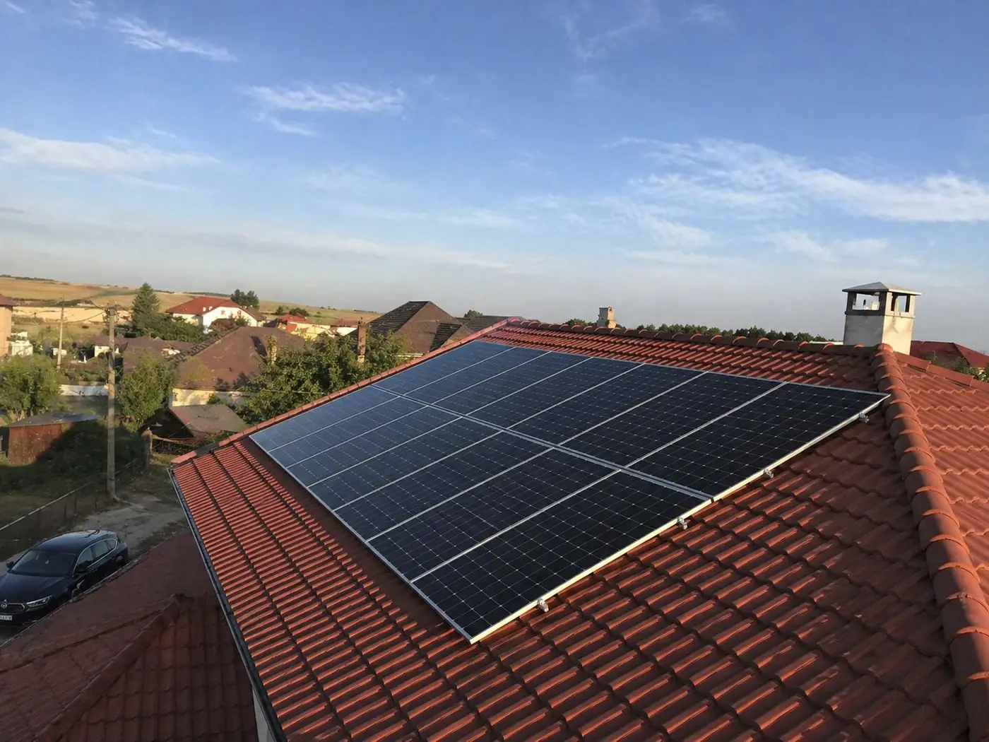 Panouri fotovoltaice pe acoperișul unei case