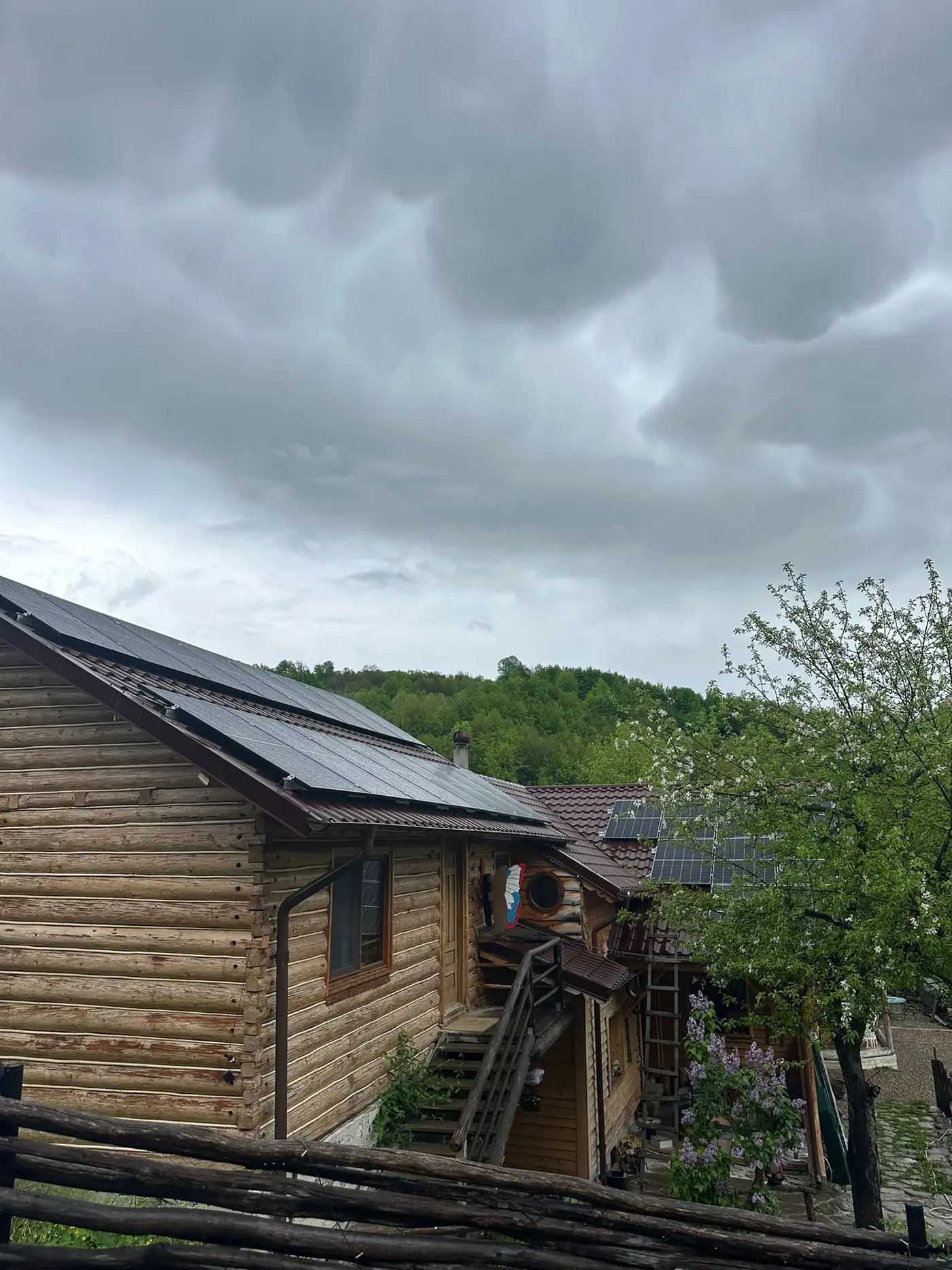 Panouri fotovoltaice pe acoperișul unei case din lemn
