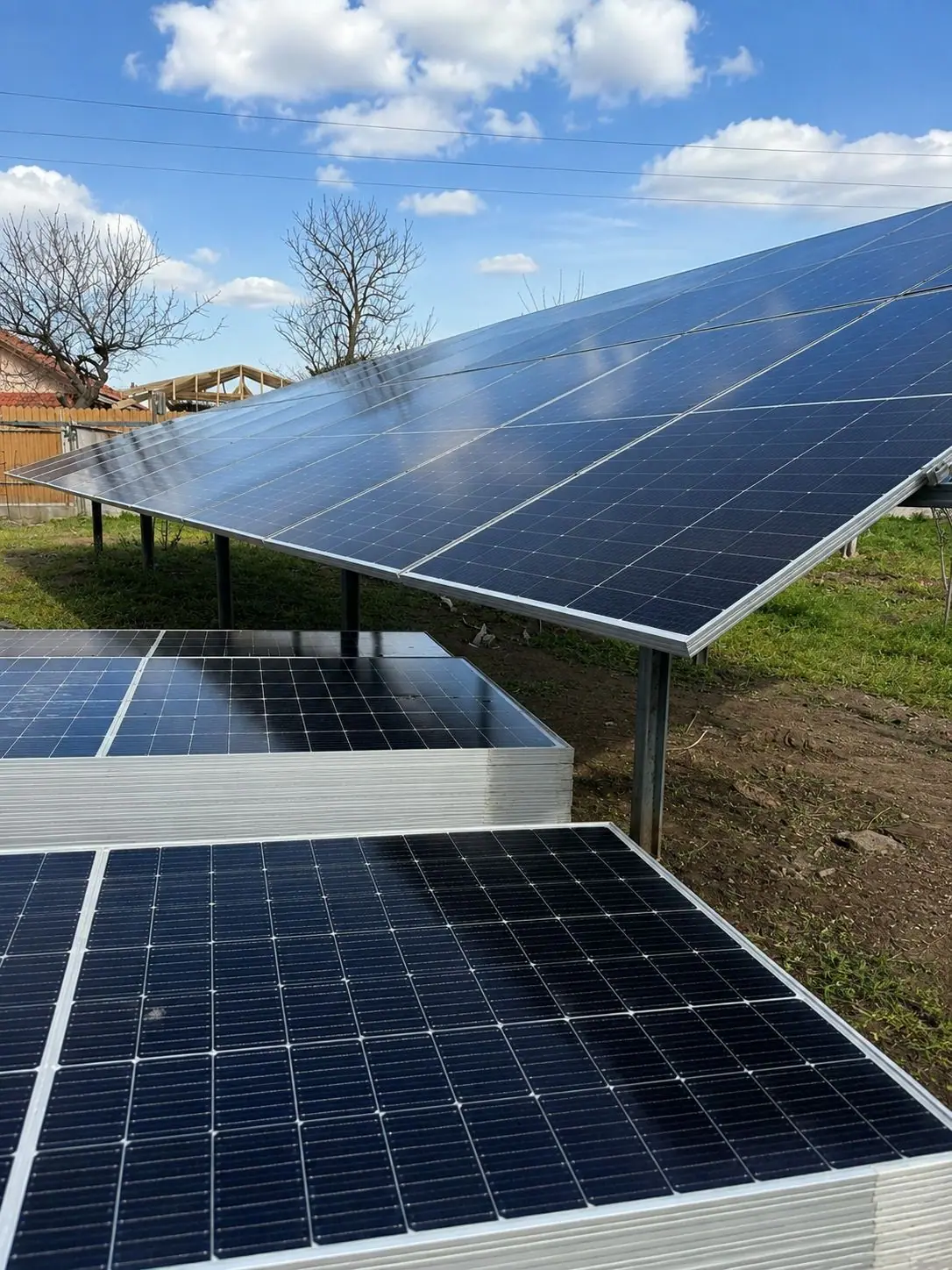 Sistem fotovoltaic la sol, pe structură metalică