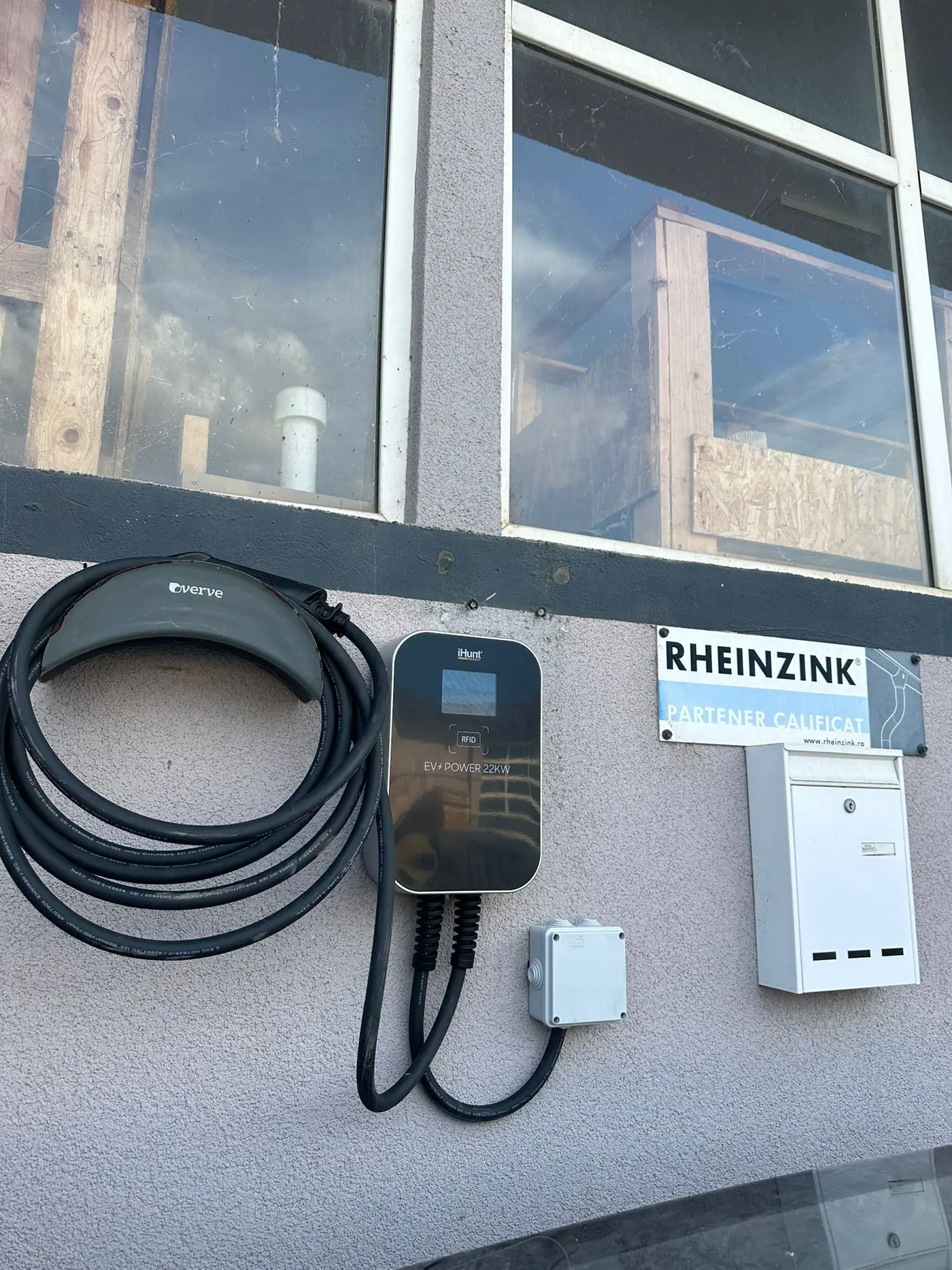 Stație de încărcare pentru mașini electrice, montată pe fațadă